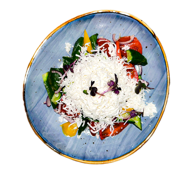 Свежий салат с домашним сыром